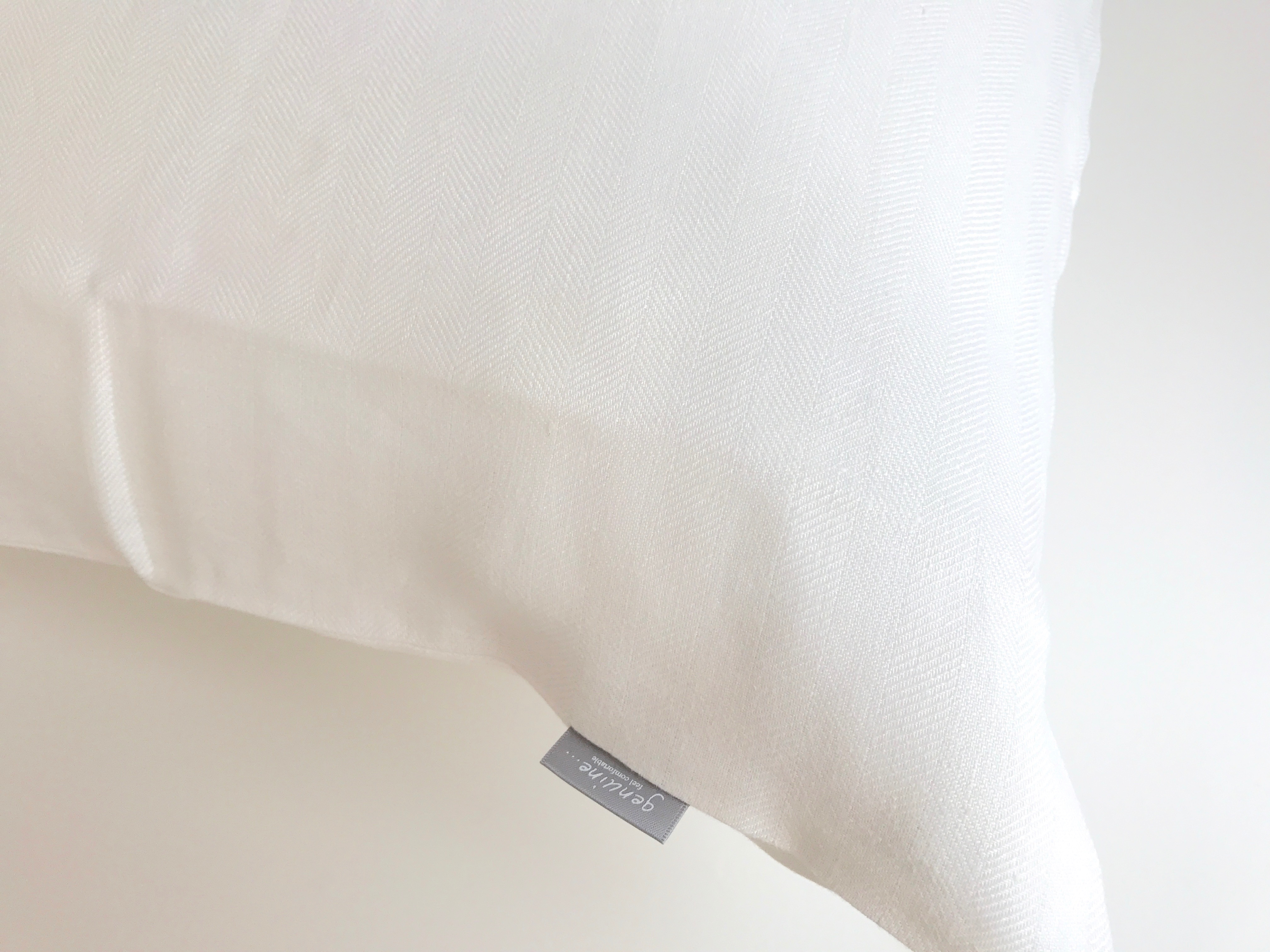 厚手生地のヘリンボーン織りが特徴のフランス産リネン100％枕カバー