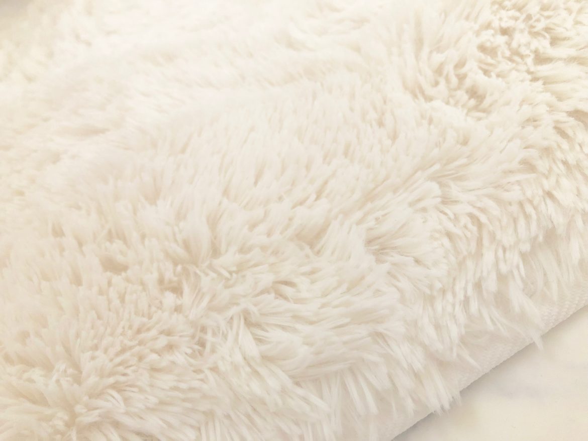 真っ白シャギーラグ