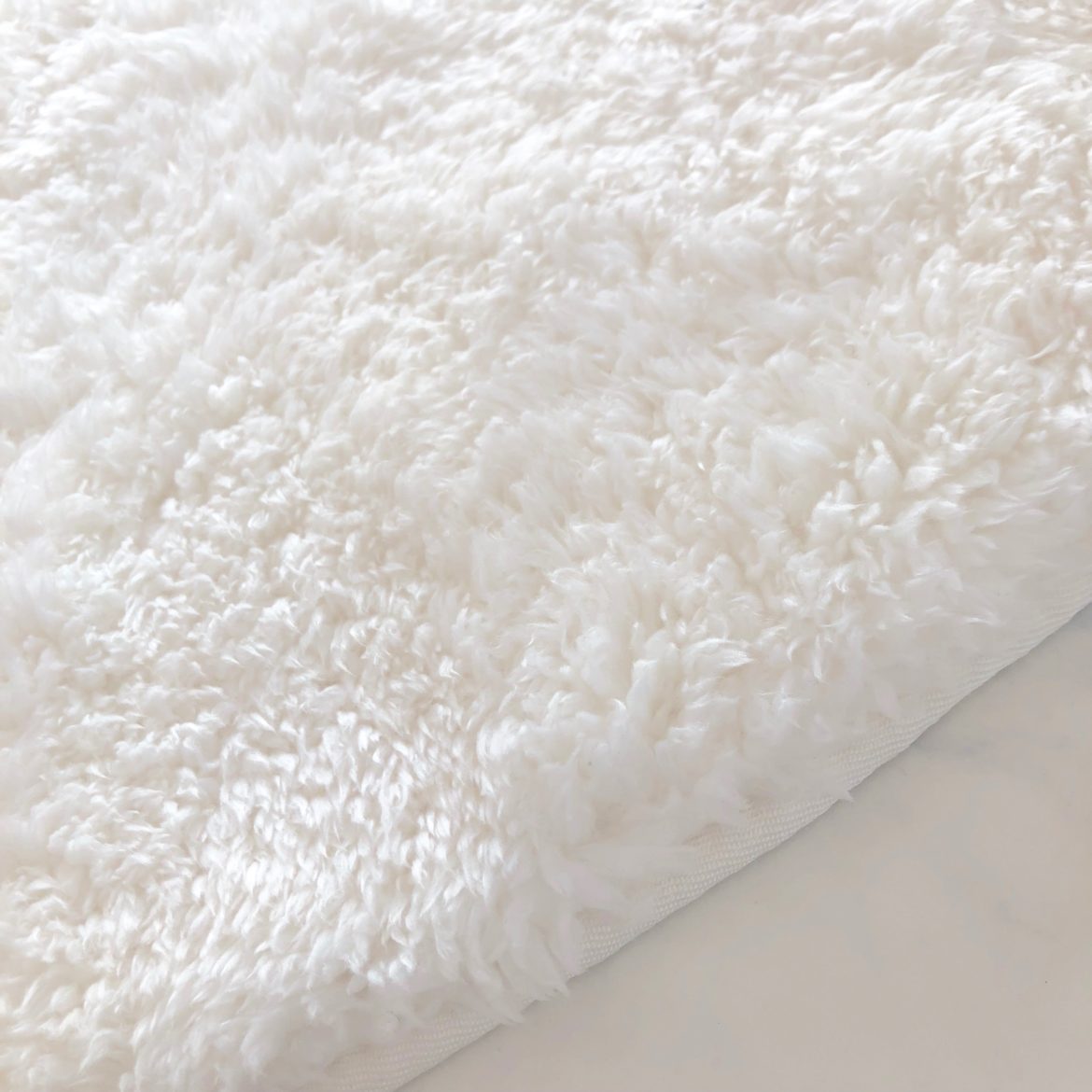 白いシャギーラグ