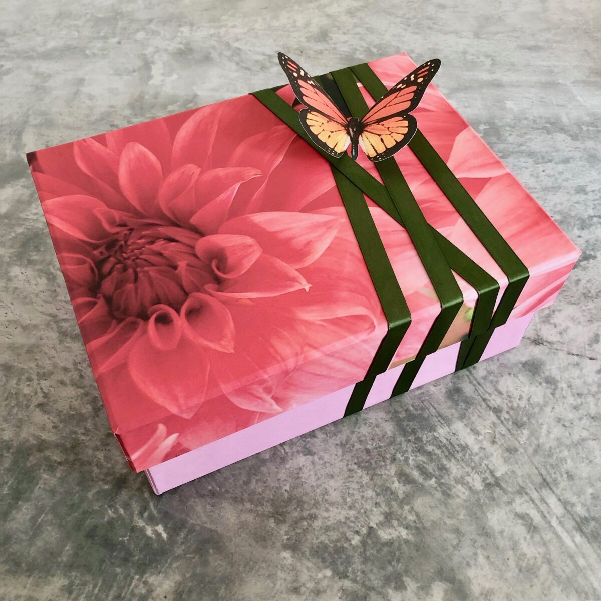 【貼り箱仕上げ】紙の蝶を付けたピンクのラッピング