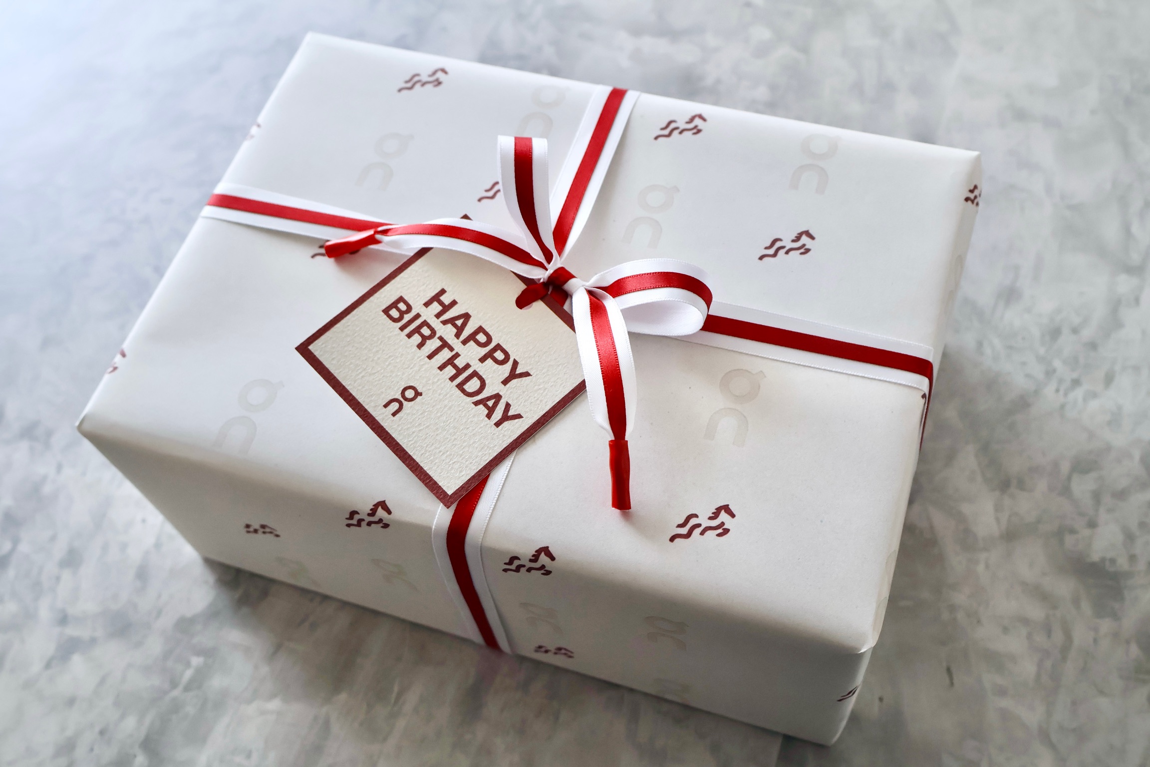 スポーツブランドギフトの世界観を添える誕生日ラッピング